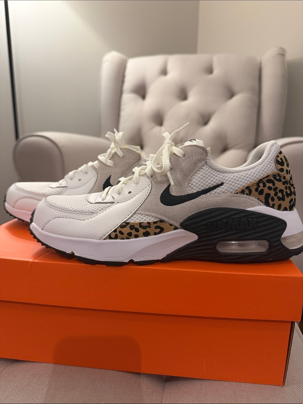EUC Nike Air Max Excee Leopard HQ2115-100 Sneakers Size 9